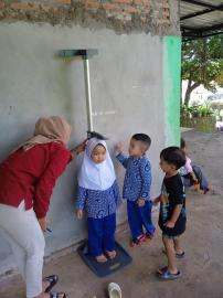 PENIMBANGAN RUTIN POSYANDU ANGGREK PADUKUHAN GENTUNGAN
